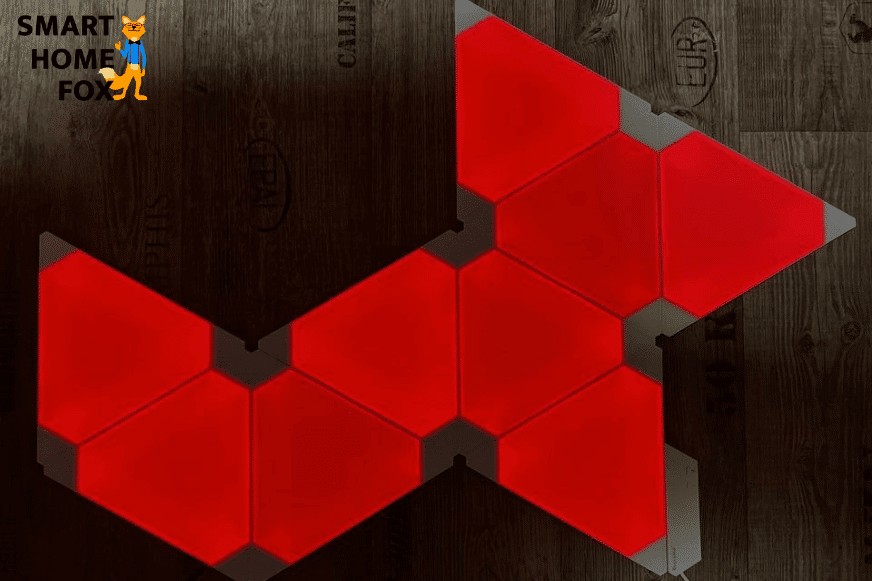 Man sieht farbige Lichtpaneele von Nanoleaf an der Wand. 